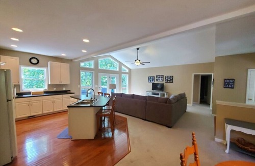 Livingston Casa | Waterfront 4/4, dog-friendly, firepit!