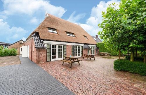 Noardburgum Casa | 20 pax Farmhouse in Noardbergum with hottub and pub, cleaning included
