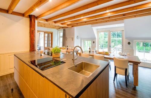 Noardburgum Casa | 20 pax Farmhouse in Noardbergum with hottub and pub, cleaning included