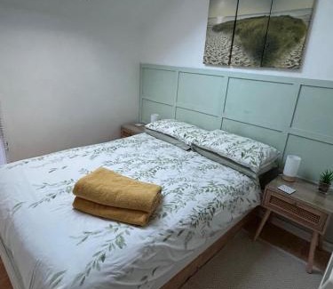 Hayle Casa | 20 Strawberry Hill cosy cottage sleeps 5