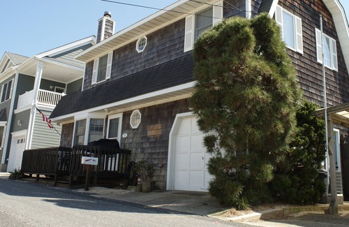 Normandy Beach Cabaña | A 200 pies de la arena, casa de playa colonial holandesa de 3 dormitorios en Lavallette, NJ