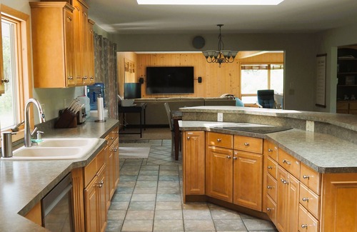 Branch Casa | 200 feet of lake front on 5 acres, great for accommodating large groups.