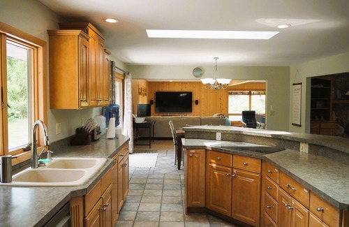 Branch Casa | 200 feet of lake front on 5 acres, great for accommodating large groups.