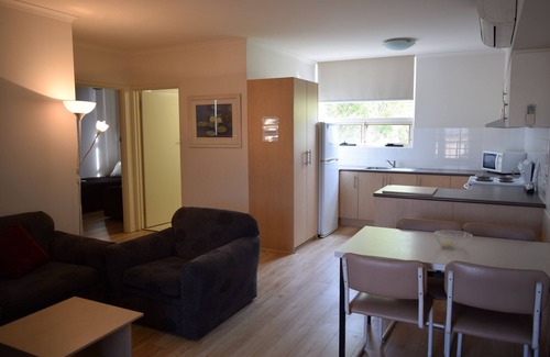 Glenelg Apartamento | 200 m away from the 'Golden Mile'- exclusive Esplanade Glenelg. Free parking.