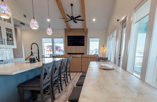 Crystal Beach Casa | 200 Steps to Beach.6BR sleeps 18 w/Karaoke, Outdoor Bar, Games, Decks & Views