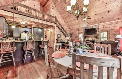 Tate Cabina | 2000 sf luxury Cabin on Four Acres with Two Streams and Pond - Pet Friendly