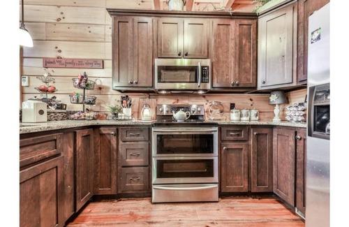 Tate Cabina | 2000 sf luxury Cabin on Four Acres with Two Streams and Pond - Pet Friendly