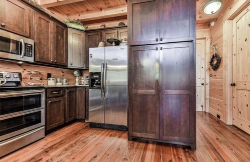 Tate Cabina | 2000 sf luxury Cabin on Four Acres with Two Streams and Pond - Pet Friendly