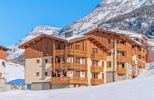 Lanslevillard Apartamento | 200m del centro estación, piscina, sauna, hammam, balcón, chimenea o estufa a leña, parking, tv