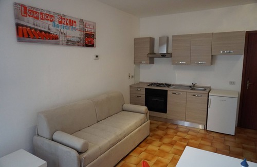 San Lorenzo al Mare Apartamento | A 200 metros de la playa, vista parcial al mar, apartamento de un dormitorio con 4 camas.