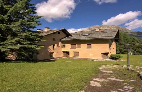 Surlej Chalet De Esquí | 100 SQM ENGADIN VALLEY SWISS RESIDENCE AT THE EDGE OF THE FOREST