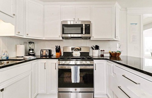 Northeast Virginia Beach Casa | 201 64th St · The Beach House on 64th