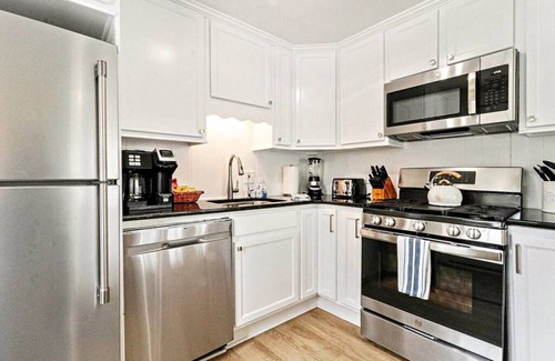 Northeast Virginia Beach Casa | 201 64th St · The Beach House on 64th