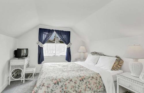 Balboa Island Casa | 201 Amethyst Avenue