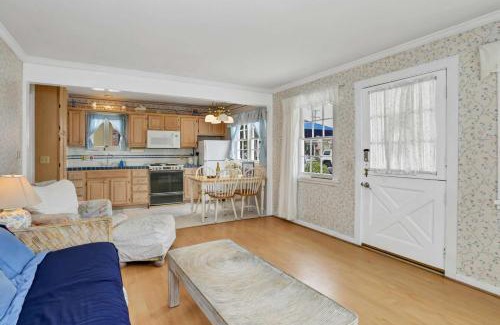 Balboa Island Casa | 201 Amethyst Avenue