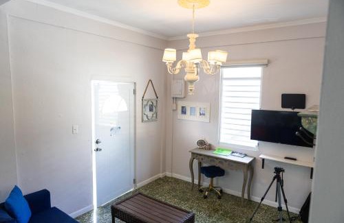San Mateo Apartamento | 201-Vintage Modern Haven in the City, Near the Beach with Free Parking
