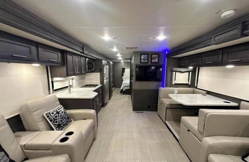 Fredericksburg Casa | 2021 Thor Motor Coach Challenger