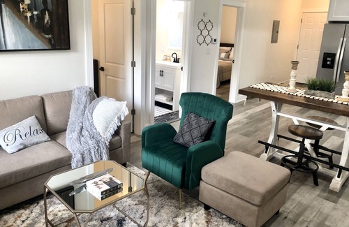 Grand Boulevard Apartamento | 2022 NEWLY BUILT APT, W/ WASHER DRYER, 10 MINUTES from UofC and DOWNTOWN