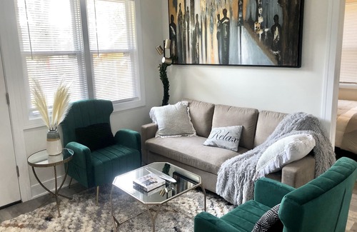 Grand Boulevard Apartamento | 2022 NEWLY BUILT APT, W/ WASHER DRYER, 10 MINUTES from UofC and DOWNTOWN