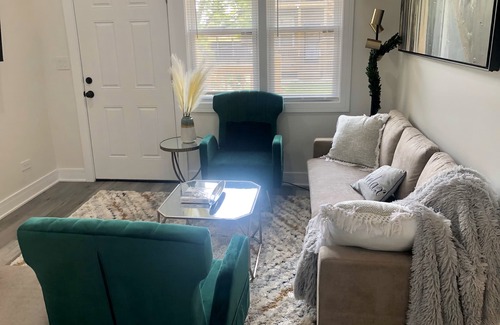 Grand Boulevard Apartamento | 2022 NEWLY BUILT APT, W/ WASHER DRYER, 10 MINUTES from UofC and DOWNTOWN