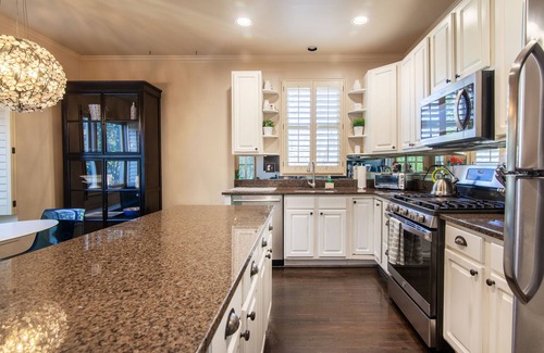 Ashton Heights Casa | ¡NUEVO LISTADO! Cosmopolita del norte de Arlington. Experiencia zen. Ubicación fenomenal.