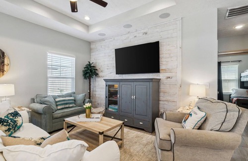 Laguna Beach Cabaña | 2023 Updates! - less than 3 min walk to beach! 2 king beds, bunk bed, STOCKED