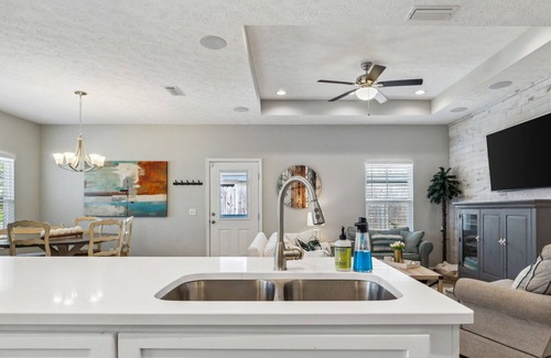 Laguna Beach Cabaña | 2023 Updates! - less than 3 min walk to beach! 2 king beds, bunk bed, STOCKED