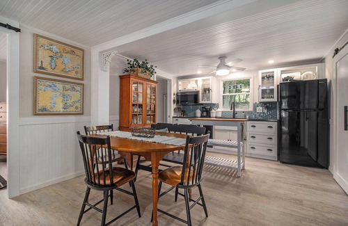 Manistee Cabaña | 2024 Remodel! Updated Cottage near Beach and Park