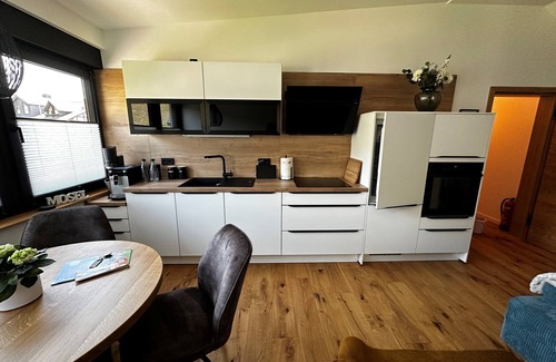 Ernst Apartamento | 2024 Renovierte, Moderne Ferienwohnung für 2 Personen mit Balkon