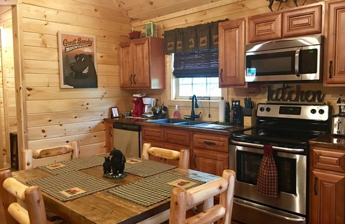 Gatlinburg - Pigeon Forge Cabina | Relájese y disfrute de The Curious Bear Cabin en Gatlinburg Private Perfect Location.