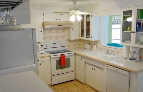 Bradenton Beach Condominio | 203 22nd St 2 Bedroom Home by Redawning
