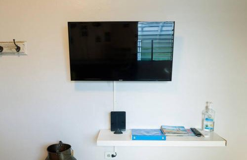 San Mateo Apartamento | 203-Tranquil Renovated Charm in the City, Near the Beach with Free parking