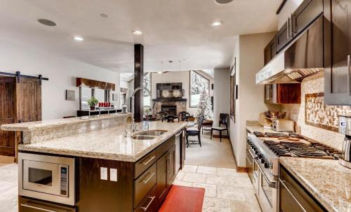 Highland Meadows Casa | 2030 Meadow Brook Lane Unit A