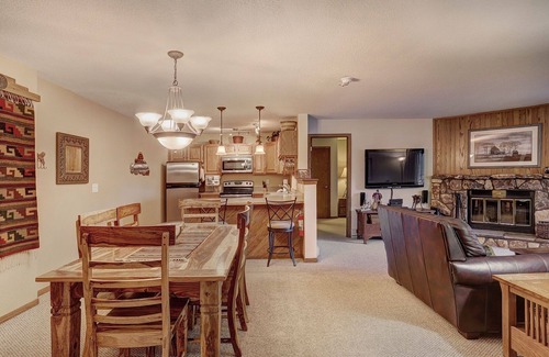 Mountain House Condominio | 204 Snowdance Manor by RedAwning