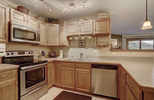 Mountain House Condominio | 204 Snowdance Manor by RedAwning