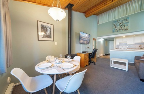 Regional District of Nanaimo Condominio | #206 Upper Beach View Suite at Shorewater Resort, Qualicum Beach