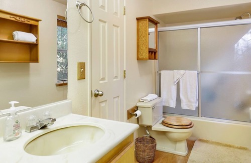 Upper Moonridge Cabina | 2060-tree Top Views 2 Bedroom Home by RedAwning