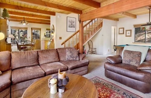 Upper Moonridge Cabina | 2060-tree Top Views 2 Bedroom Home by RedAwning