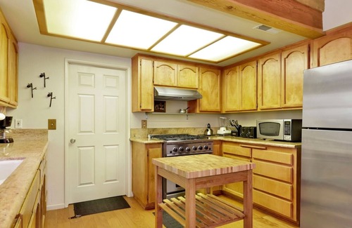 Upper Moonridge Cabina | 2060-tree Top Views 2 Bedroom Home by RedAwning
