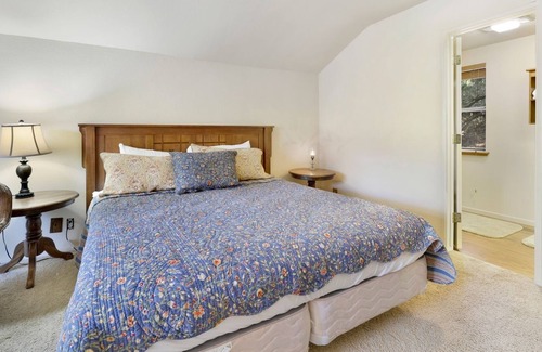 Upper Moonridge Cabina | 2060-tree Top Views 2 Bedroom Home by RedAwning