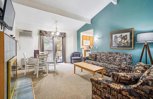 West Bridgewater Hotel | 208 Cedarbrook One bedroom Queen Suite