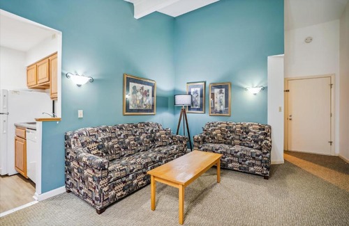 West Bridgewater Hotel | 208 Cedarbrook One bedroom Queen Suite