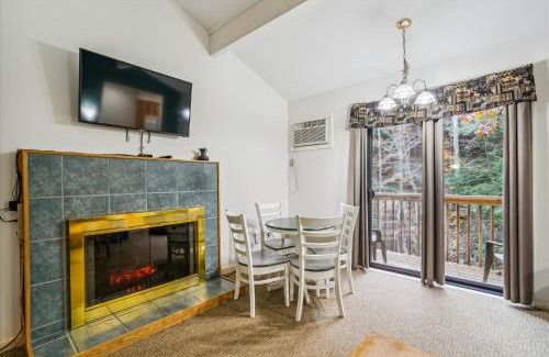 West Bridgewater Hotel | 208 Cedarbrook One bedroom Queen Suite