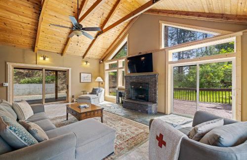 Cascade Casa | 208 Escape - Quiet, private, cabin on 5-acres - Trails - WiFi - Fireplace - Family Getaway