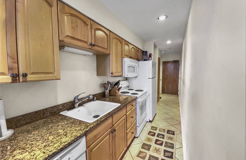 Warren Condominio | 208 Village Gate Studio Bedroom Condo by RedAwning