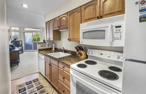 Warren Condominio | 208 Village Gate Studio Bedroom Condo by RedAwning