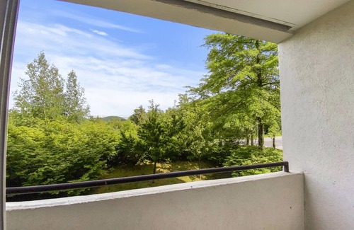 Warren Condominio | 208 Village Gate Studio Bedroom Condo by RedAwning