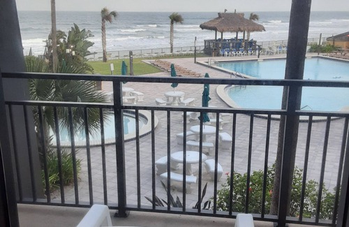 Bridgeport Heights Apartamento | Hawaiian Inn Studio Unit 209 Beach Front. Sleeps 4