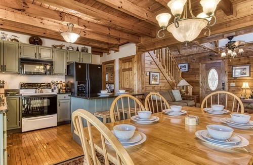 Gatlinburg - Pigeon Forge Cabina | 20min to Gatlinburg! MTN Views! Hot Tub + Arcade + Golf Course + Shuffleboard!!