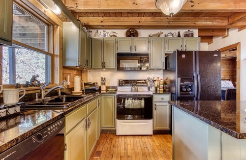 Gatlinburg - Pigeon Forge Cabina | 20min to Gatlinburg! MTN Views! Hot Tub + Arcade + Golf Course + Shuffleboard!!